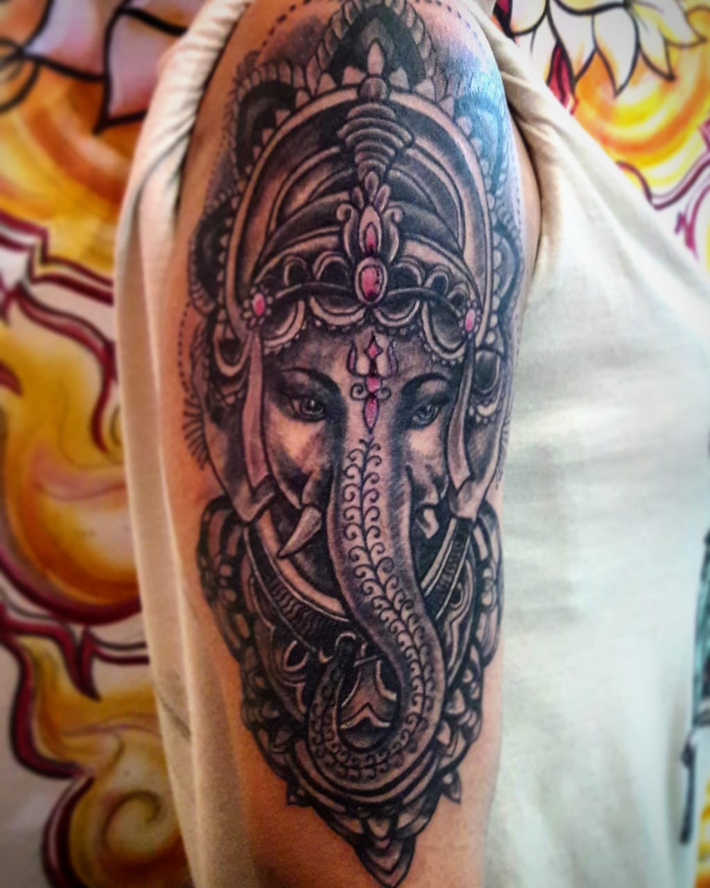 Tatuaje de Ganesh en mandala hecho en Pepsan Studio