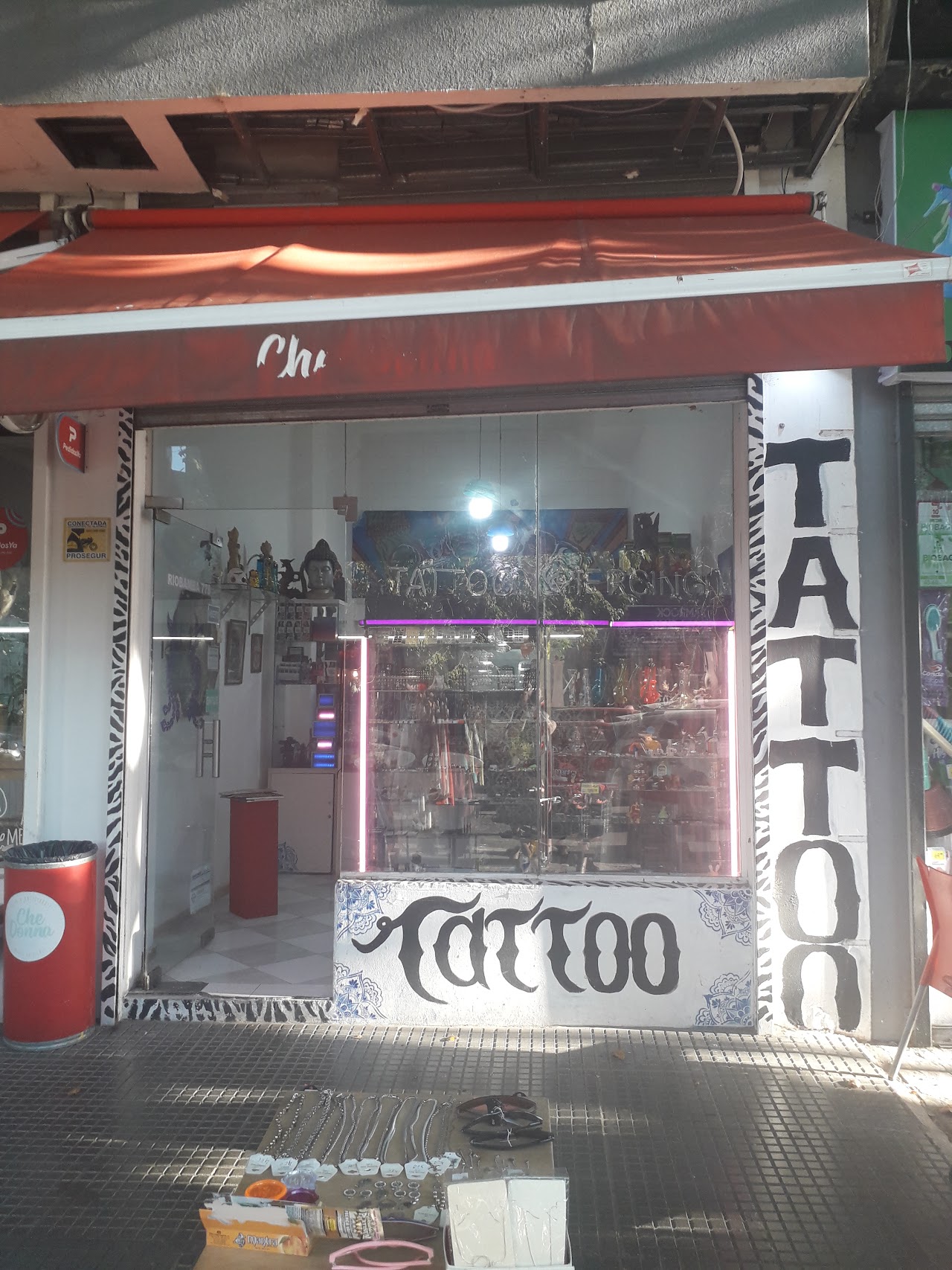 Vidriera de Tattoo Piercing Pepsan Studio